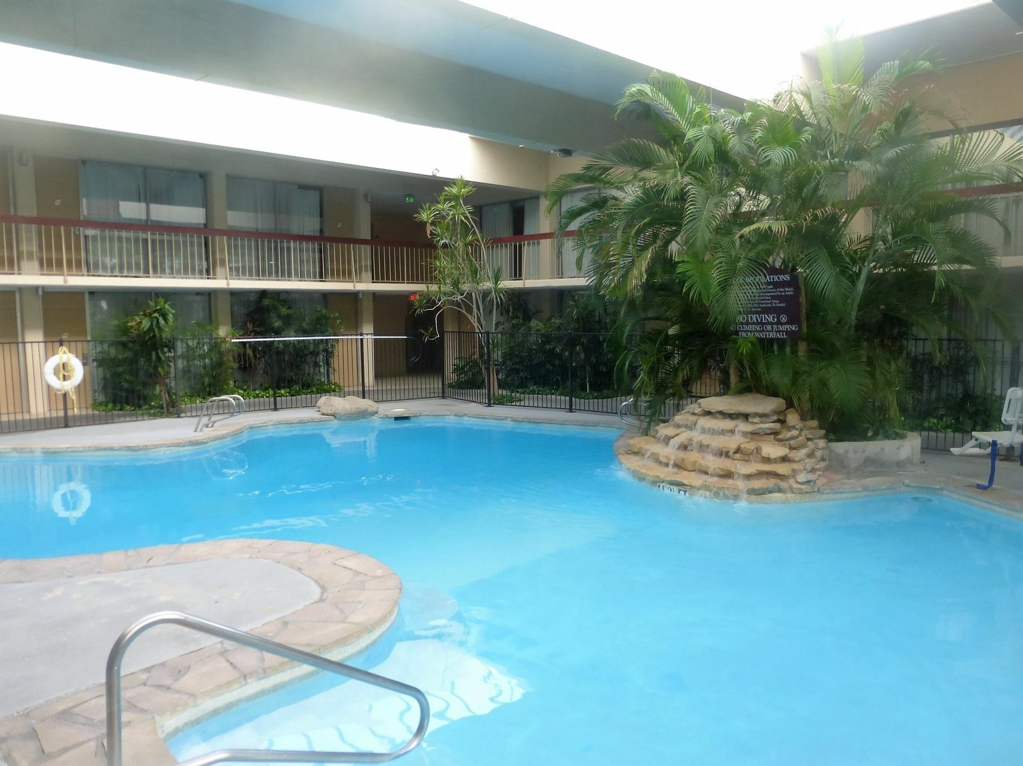 Red Roof Plus+ East Hotel 3*