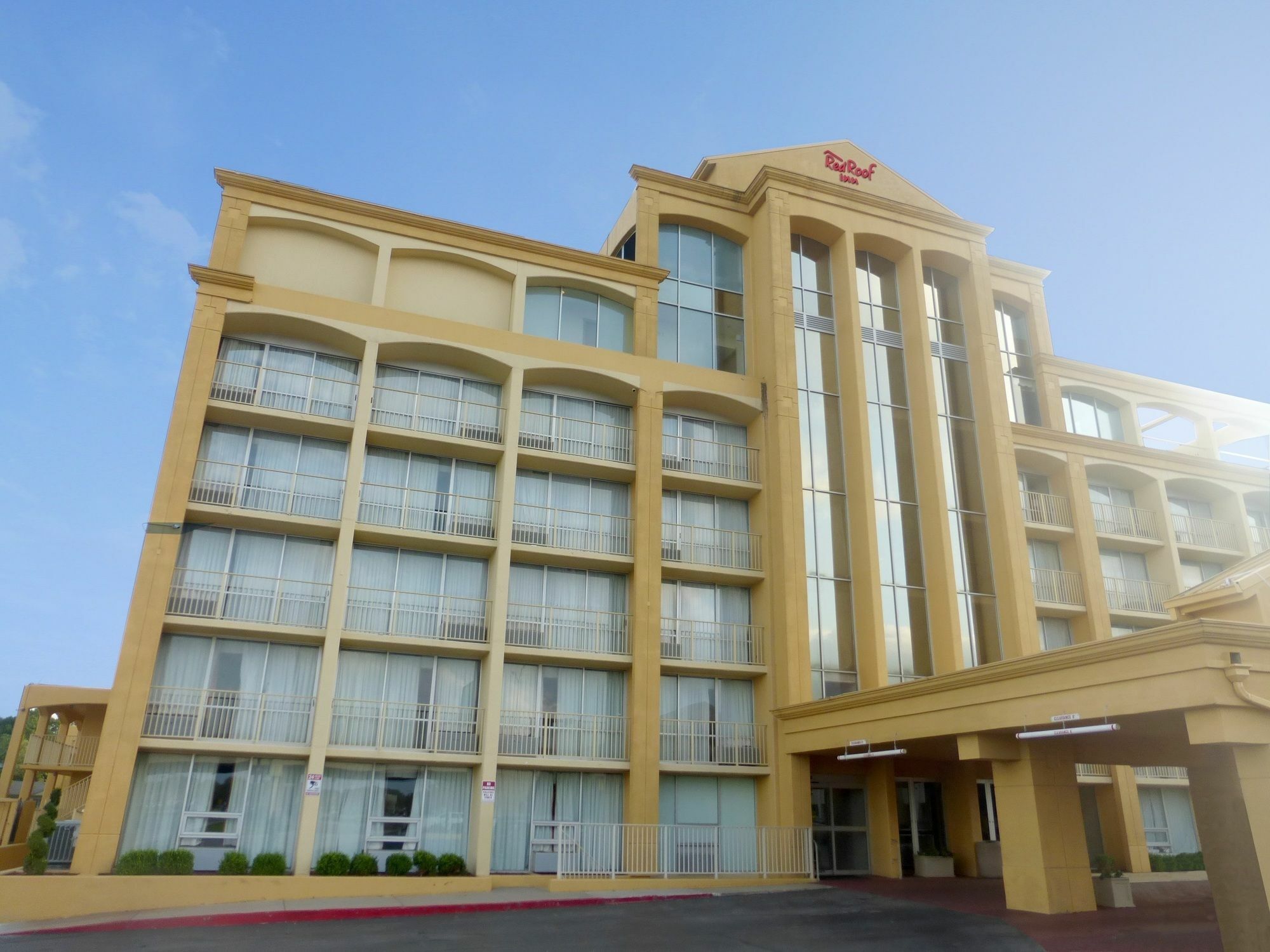 Red Roof Plus+ East Hotel